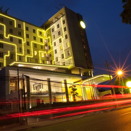 Yello Hotel Jemursari Surabaya Eksteriør billede