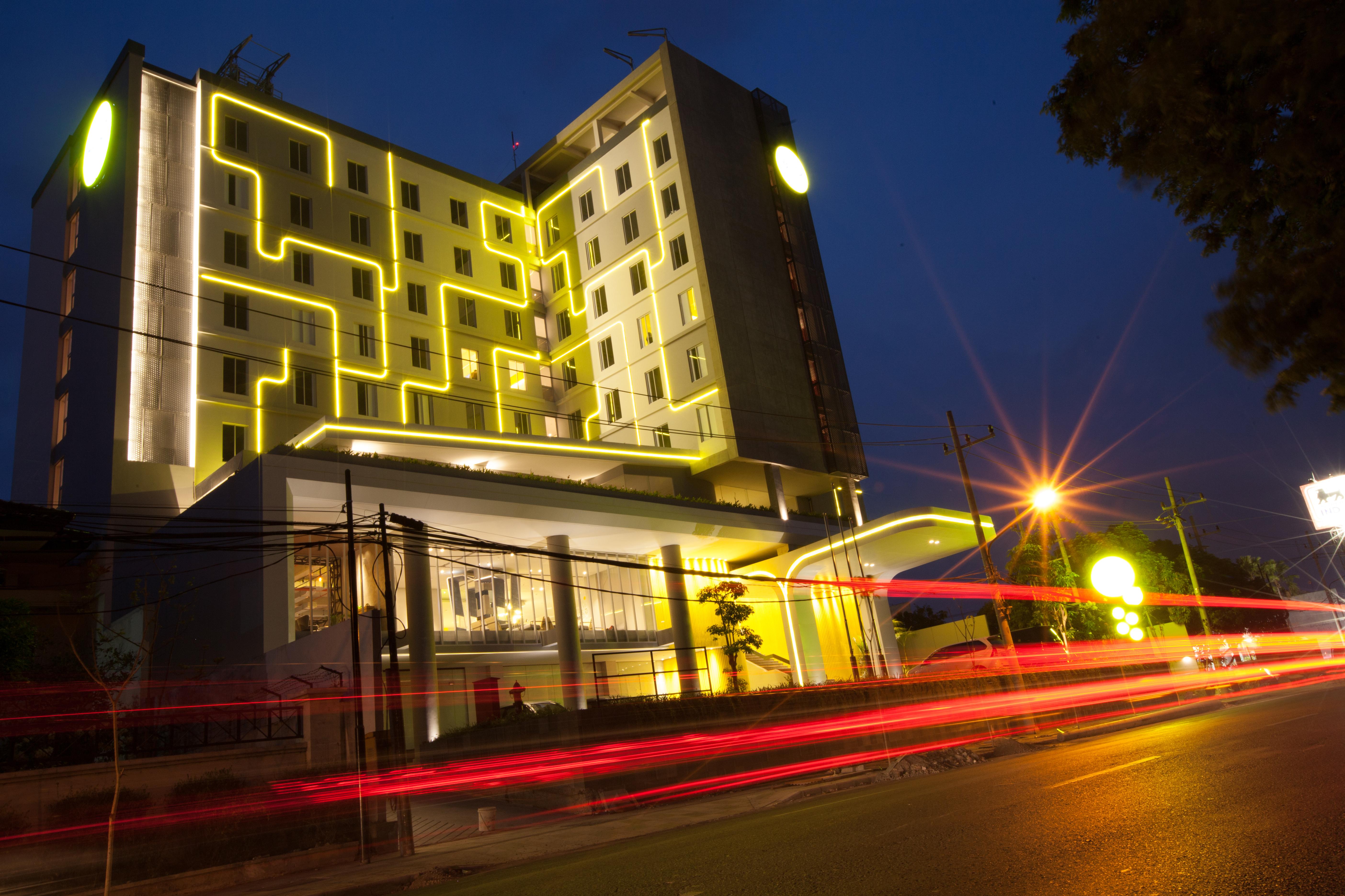Yello Hotel Jemursari Surabaya Eksteriør billede