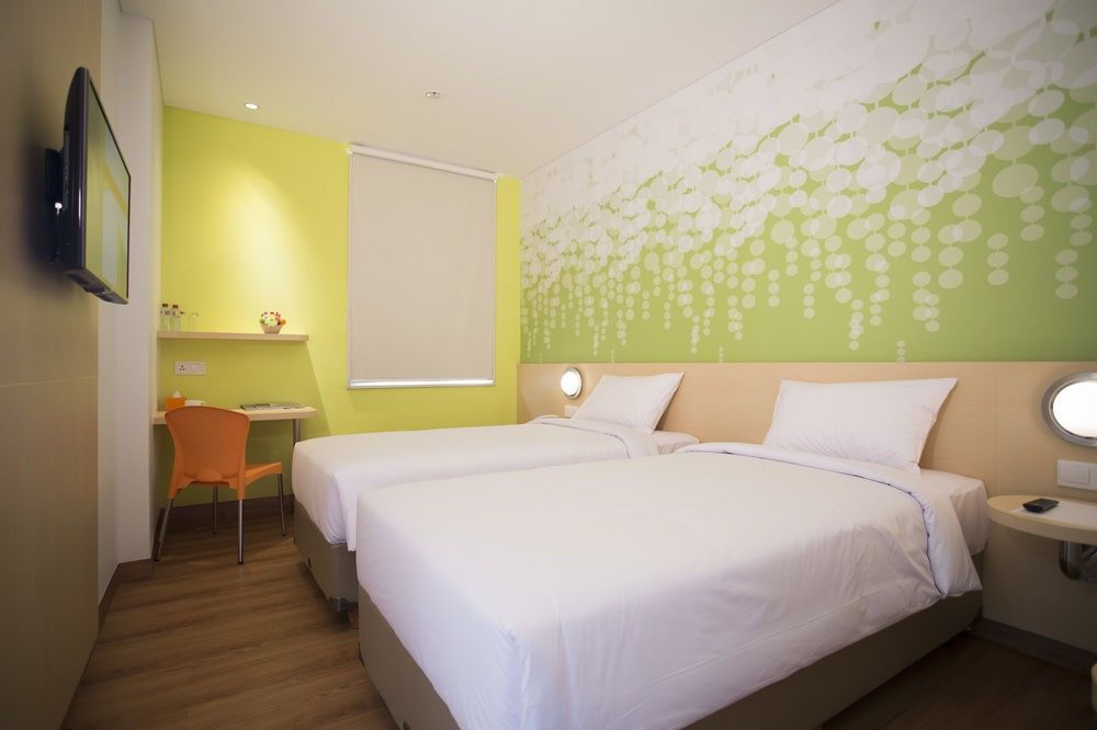 Yello Hotel Jemursari Surabaya Eksteriør billede