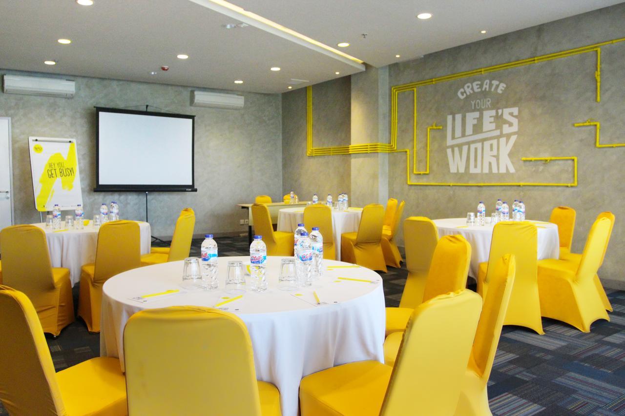 Yello Hotel Jemursari Surabaya Eksteriør billede