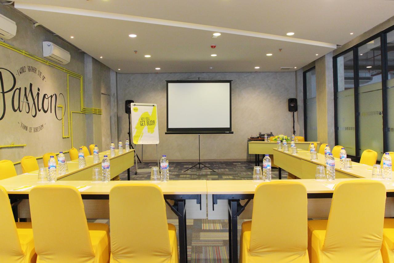 Yello Hotel Jemursari Surabaya Eksteriør billede