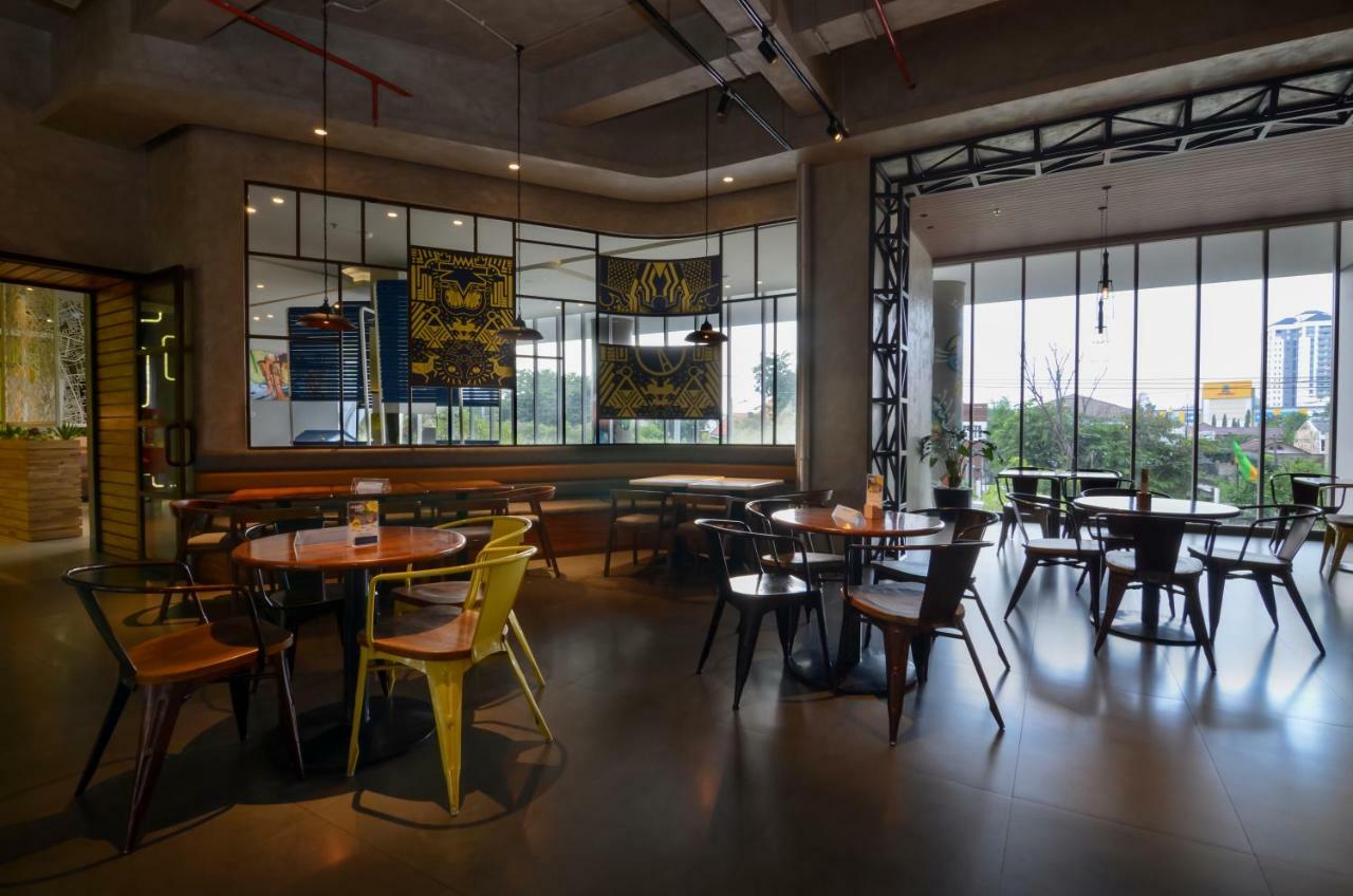 Yello Hotel Jemursari Surabaya Eksteriør billede