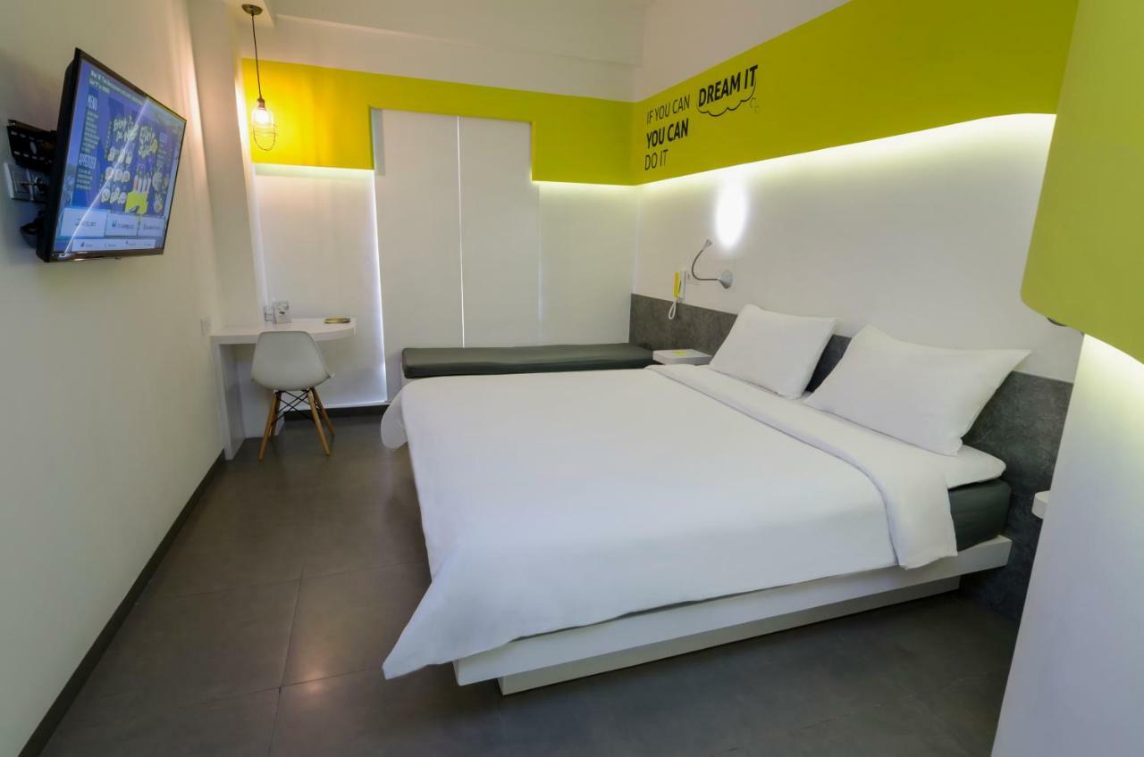 Yello Hotel Jemursari Surabaya Eksteriør billede