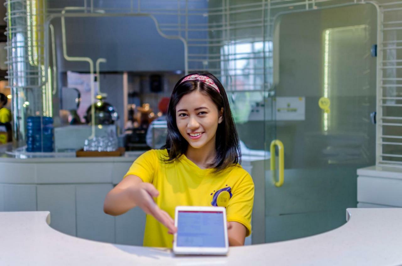 Yello Hotel Jemursari Surabaya Eksteriør billede