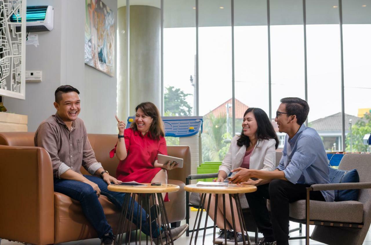 Yello Hotel Jemursari Surabaya Eksteriør billede