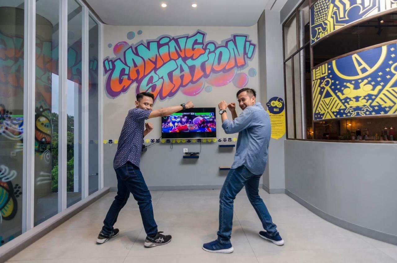 Yello Hotel Jemursari Surabaya Eksteriør billede